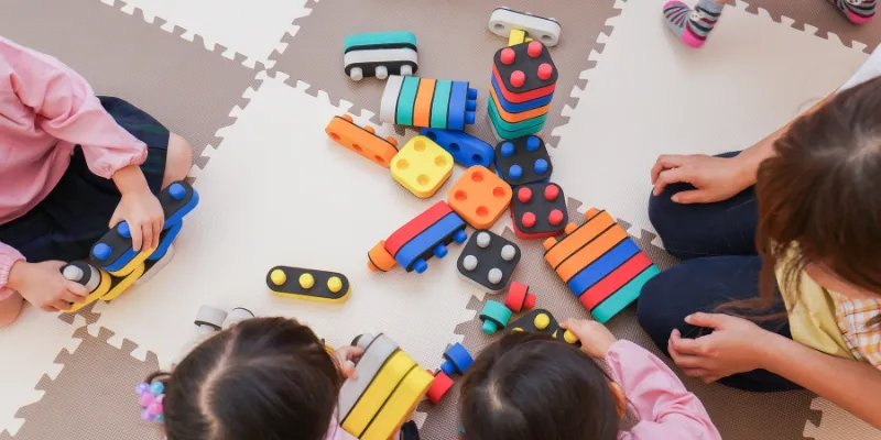 Cum să îi înveți pe copii să fie creativi și să se joace liber?