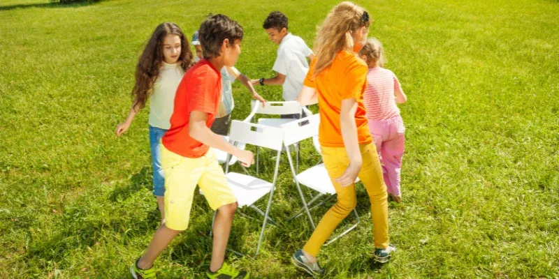 Învățarea prin joacă: Cum să încurajezi dezvoltarea socială și emoțională a copiilor